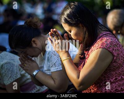17 marzo 2018 - Bangkok, Bangkok, Tailandia - Una donna prega durante un ''appicky rice Merit making'' nel Parco Lumpini di Bangkok. La produzione di riso appiccicoso è un merito nello stile Isan / Lao, quando le persone presentano piccole quantità di riso appiccicoso cotto (noto anche come riso glutinoso) ai monaci buddisti. Isan è la regione nord-orientale della Thailandia. (Immagine di credito: © Sean Edison via ZUMA Wire) Foto Stock