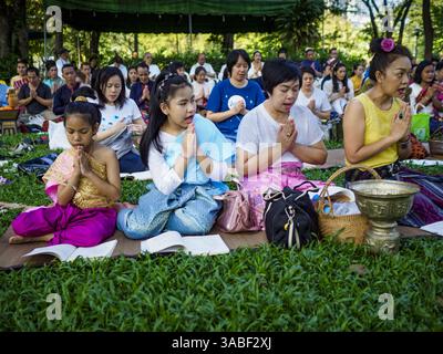 17 marzo 2018 - Bangkok, Bangkok, Tailandia - la gente prega durante un ''appicky rice Merit making'' nel Parco Lumpini di Bangkok. La produzione di riso appiccicoso è un merito nello stile Isan / Lao, quando le persone presentano piccole quantità di riso appiccicoso cotto (noto anche come riso glutinoso) ai monaci buddisti. Isan è la regione nord-orientale della Thailandia. (Immagine di credito: © Sean Edison via ZUMA Wire) Foto Stock
