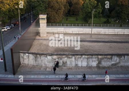 21 settembre 2010 - Berlino, Berlino, Germania - il muro di Berlino a Bernauerstrasse. Il memoriale del muro di Berlino nel BernauerstraÃŸe. Il Memoriale del muro di Berlino è il sito commemorativo centrale della divisione tedesca, situato nel centro della capitale. Situato presso il sito storico di Bernauer Strasse, si estenderà per 1,4 chilometri dall'ex striscia di confine. Il memoriale contiene l'ultimo pezzo del muro di Berlino con i terreni conservati dietro di esso ed è quindi in grado di trasmettere un'impressione di come le fortificazioni di confine si sono sviluppate fino alla fine degli anni '1980 Gli eventi che hanno avuto luogo lui Foto Stock