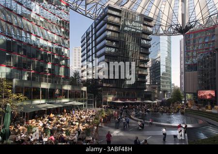 24 settembre 2010 - Berlino, Berlino, Germania - all'interno del Sony Center di Potsdamer Platz a Berlino. Potsdamer Platz (in tedesco: [ËˆpÉ”tsdamÉ plats] ( Ascolta), letteralmente Potsdam Square) è un'importante piazza pubblica e intersezione stradale nel centro di Berlino, in Germania, situata a circa 1 km (1.100 yd) a sud della porta di Brandeburgo e del Reichstag (edificio del Parlamento tedesco), e vicino all'angolo sud-est del parco Tiergarten. Prende il nome dalla città di Potsdam, a circa 25 km a sud-ovest, e segna il punto in cui la vecchia strada da Potsdam passava attraverso le mura della città di Berlino Foto Stock