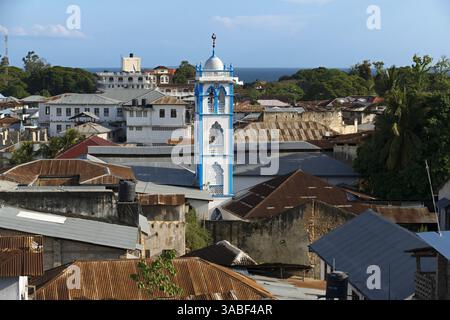 11 aprile 2015 - Zanzibar, Tanzania - Minareto di una delle moschee di Stone Town, Zanzibar, Tanzania. Il tramonto invita a cercare una terrazza o il punto più alto della città per godere di una bella vista. Il minareto di una moschea sorge sopra i tetti ondulati di stagno di un porto commerciale. (Immagine di credito: © Sergi Reboredo via ZUMA Wire) Foto Stock