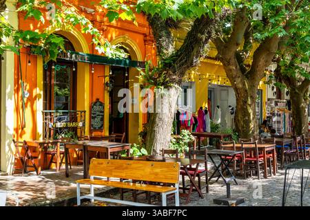 Un colorato Cafe/ristorante in Plaza De Armas, Colonia del Sacramento, Dipartimento di Colonia, Uruguay. Foto Stock