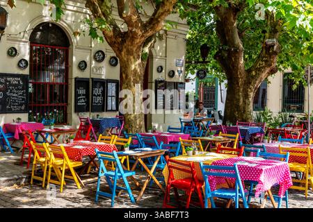 Un ristorante colorato in Plaza De Armas, Colonia del Sacramento, Dipartimento di Colonia, Uruguay. Foto Stock
