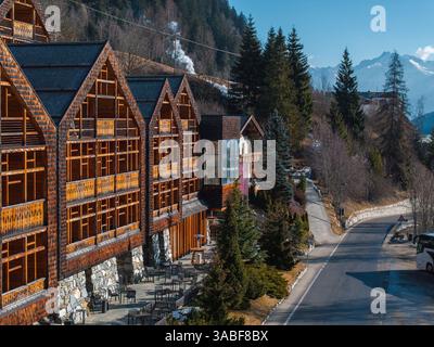 Veduta aerea dell'hotel alpino nelle Dolomiti con cime innevate Foto Stock