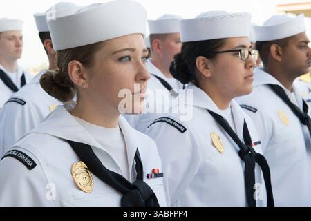 1° maggio 2018 - Deveselu, Romania - i marinai della Naval Support Facility (NSF) Deveselu, Romania, sono in formazione per un'ispezione in uniforme bianca dal 1° maggio 2018. NSF Deveselu e AAMDS Romania sono co-ubicati con la 99a base militare rumena e svolgono un ruolo chiave nella difesa missilistica nell'Europa orientale. (Immagine di credito: © US Navy/ZUMA Wire/ZUMAPRESS.com) Foto Stock