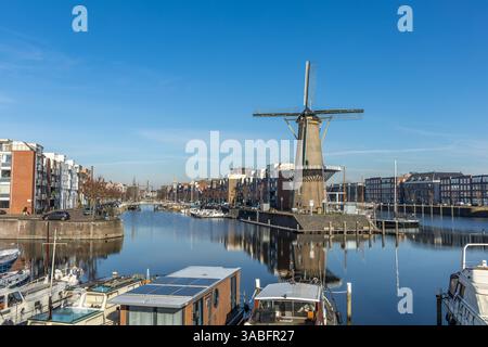 Rotterdam, Paesi Bassi. 2 febbraio 2025. Mulino di grano nella storica Delfshaven Rotterdam Foto Stock