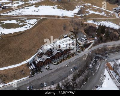 Veduta aerea dell'hotel alpino e paesaggio innevato nelle Dolomiti, Italia Foto Stock
