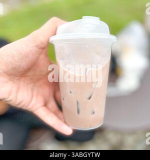 Tazza di latte dolce al cioccolato con fondo sfocato Foto Stock