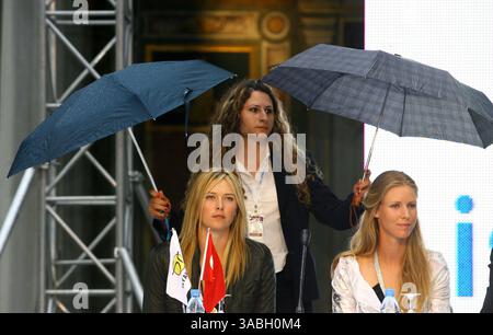 21 maggio 2007 - Istanbul, Turchia - le stelle del tennis ELENA DEMENTIEVA e MARIA SHARAPOVA, entrambe russe, aspettano la cerimonia di apertura del torneo WTA Istanbul Cup presso il palazzo topkapi dell'era ottomana di Istanbul, Turchia. (Immagine di credito: © Kursad Bayhan/ZUMA Press) Foto Stock