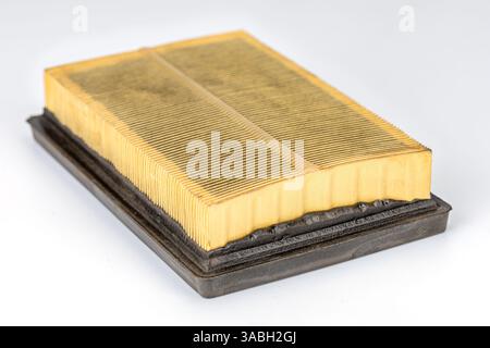 Dettagli del filtro dell'aria: Vista ravvicinata del filtro dell'aria giallo, che ne rivela il design e la funzione intricati e la notevole quantità di sporcizia causata da Foto Stock