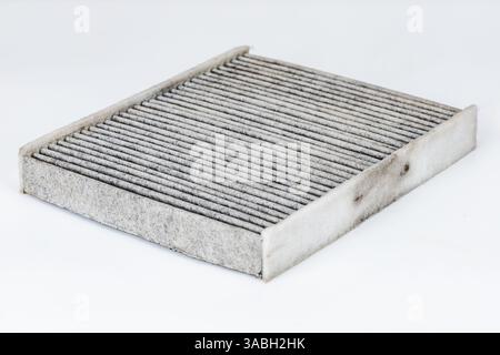 Dettagli del filtro dell'aria: Vista ravvicinata del filtro dell'aria bianco, che ne rivela il design e la funzione intricati e la notevole quantità di sporco causata da P. Foto Stock