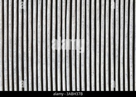 Dettagli del filtro dell'aria: Vista ravvicinata del filtro dell'aria bianco, che ne rivela il design e la funzione intricati e la notevole quantità di sporco causata da P. Foto Stock