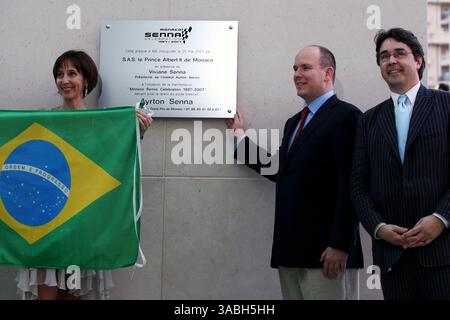 Da L a R): Viviane Senna (BRA) e HSH il Principe Alberto di Monaco svelano una targa commemorativa del 20° anniversario della vittoria del primo GP di Ayrton Senna a Monaco...Campionato del mondo di Formula 1, Rd 5, Gran Premio di Monaco, Monte-Carlo, Monaco, venerdì 25 maggio 2007...IMMAGINE DIGITALE. (Immagine di credito: ©Sutton Motorsports/ZUMA Press) RESTRIZIONI: SOLO DIRITTI del Nord e del Sud America! Foto Stock