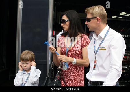 Mika Hakkinen (fin) con sua moglie Erja Hakkinen (fin) e suo figlio Hugo Hakkinen (fin)...Campionato del mondo di Formula 1, Rd 5, Gran Premio di Monaco, giornata di qualificazione, Monte-Carlo, Monaco, sabato 26 maggio 2007...IMMAGINE DIGITALE. (Immagine di credito: ©Sutton Motorsports/ZUMA Press) RESTRIZIONI: SOLO DIRITTI del Nord e del Sud America! Foto Stock