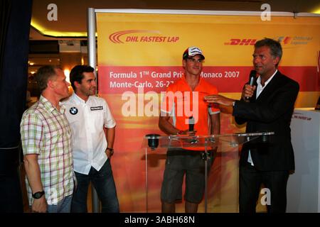 Da L a R): Johnny Herbert (GBR) con Timo Glock (GER) test driver BMW Sauber; Adrian Sutil (GER) Spyker e Christian Danner (GER)...Campionato del mondo di Formula 1, Rd 5, Gran Premio di Monaco, giornata di qualificazione, Monte-Carlo, Monaco, sabato 26 maggio 2007...IMMAGINE DIGITALE. (Immagine di credito: ©Sutton Motorsports/ZUMA Press) RESTRIZIONI: SOLO DIRITTI del Nord e del Sud America! Foto Stock