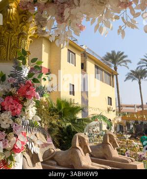 Cairo, Egitto; 20 gennaio 2024: Entrate nell'antico Egitto con decorazioni con sfingi e rituali in un ristorante turistico del Cairo. Vivi la magia Foto Stock
