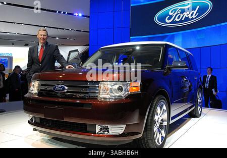 4 aprile 2007. New York. Alan Mulally, presidente e CEO di Ford Motor Company, presenta la Ford Flex 2009 al New York International Automobile Show tenutosi al Jacob Javits Convention Center. Il New York International Auto Show sarà aperto al pubblico dal 6 al 15 aprile. (Immagine di credito: © Sharkpixs/ZUMA Press) Foto Stock