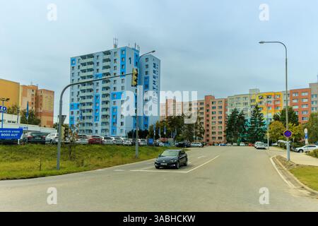 Repubblica Ceca. Ceske Budejovice. Ambientazione urbana con condomini residenziali di vari colori, circondati da ampie auto e alberi parcheggiati, Foto Stock