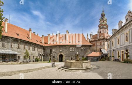Cesky Krumlov. Secondo cortile del castello di Cesky Krumlov con fontana e torre - Cesky Krumlov, Repubblica Ceca Foto Stock