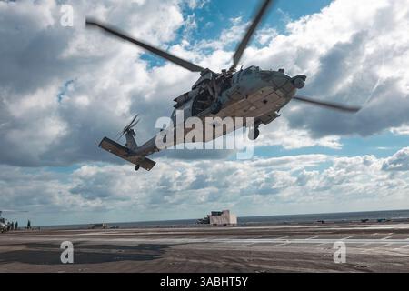 Marinai assegnati all'Explosive Ordnance Disposal Mobile Unit (EODMU) 12 corde veloci da un MH-60S Sea Hawk, attaccato ai "Tridenti" dell'Helicopter Sea Foto Stock