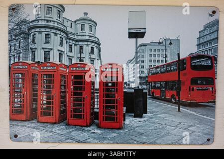 Leopoli, Ucraina - 1° aprile 2025: Cabine telefoniche rosse e autobus a due piani catturati in una vivace strada londinese Foto Stock