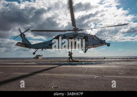 Marinai assegnati all'Explosive Ordnance Disposal Mobile Unit (EODMU) 12 corde veloci da un MH-60S Sea Hawk, attaccato ai "Tridenti" dell'Helicopter Sea Foto Stock