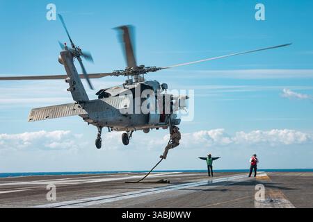 Marinai assegnati all'Explosive Ordnance Disposal Mobile Unit (EODMU) 12 corde veloci da un MH-60S Sea Hawk, attaccato ai "Tridenti" dell'Helicopter Sea Foto Stock