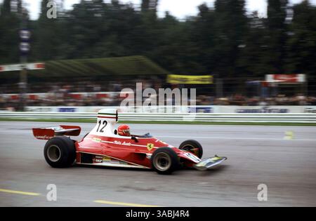 07 set 1975 - Monza, ITALIA - NIKI LAUDA (AUT) la Ferrari 312T ha conquistato la pole position e, con un terzo posto in gara, si è assicurata il suo primo titolo mondiale. Durante il Gran Premio d'Italia, Monza, 7 settembre 1975. (Immagine di credito: © Sutton Motorsports/ZUMA Press) RESTRIZIONI: SOLO DIRITTI del Nord e del Sud America! Foto Stock