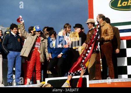 8 ottobre 1978 - Montreal, CANADA - GILLES VILLENEUVE (CDN) celebra la sua prima vittoria sul podio con Jody Scheckter (RSA) Wolf (a sinistra). Saranno compagni di squadra Ferrari per la stagione successiva.durante il Gran Premio del Canada, Rd 16, Montreal, Canada, 8 ottobre 1978. (Immagine di credito: © Sutton Motorsports/ZUMA Press) RESTRIZIONI: SOLO DIRITTI del Nord e del Sud America! Foto Stock