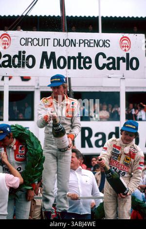 01 lug 1979 - Digione-Prenois, FRANCIA - il podio (da L a R): RENÉ ARNOUX (fra) Renault, terzo; JEAN-PIERRE JABOUILLE (fra) Renault, vincitore per la prima volta e prima vittoria per Renault e motore turbocompresso; Gilles Villeneuve (CDN) Ferrari, secondo durante il Gran Premio di Francia, Rd 8, Digione-Prenois, Francia, 1 luglio 1979. (Immagine di credito: © Sutton Motorsports/ZUMA Press) RESTRIZIONI: SOLO DIRITTI del Nord e del Sud America! Foto Stock