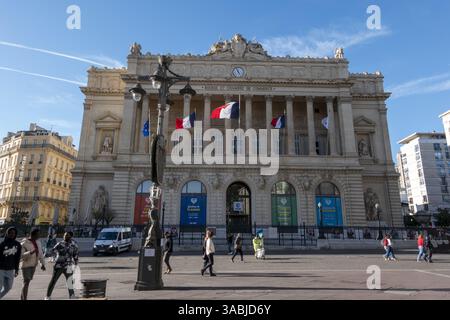 Marsiglia, Francia - 24 marzo 2024: Facciata dell'edificio della Borsa e della camera di commercio, (Bourse et Chambre de Commerce, in francese), loc Foto Stock