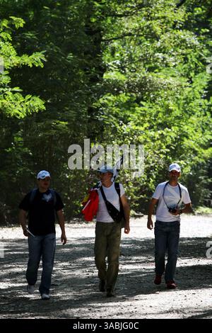 I tifosi camminano nel parco...Campionato del mondo di Formula 1, Rd 13, Gran Premio d'Italia, giornata delle qualifiche, Monza, Italia, sabato 8 settembre 2007. (Immagine di credito: ©Sutton Motorsports/ZUMA Press) RESTRIZIONI: UK Rights OUT! Foto Stock