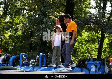 I tifosi ottengono un punto panoramico non ufficiale...Campionato del mondo di Formula 1, Rd 13, Gran Premio d'Italia, giornata delle qualifiche, Monza, Italia, sabato 8 settembre 2007. (Immagine di credito: ©Sutton Motorsports/ZUMA Press) RESTRIZIONI: UK Rights OUT! Foto Stock
