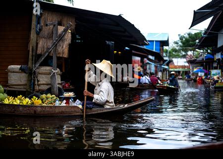 Ratchaburi, THAILANDIA , OTTOBRE 2021 barche e venditori al mercato galleggiante Damnoen Saduak, Ratchaburi, Thailandia crediti: Daniel Rodrigues Foto Stock