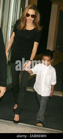 Sep 19, 2007 - New York, NY, STATI UNITI D'AMERICA - L'attrice Angelina Jolie preleva il suo figlio Maddox jolie-pitt dopo aver frequentato la scuola a Lycee Francais de New York . (Credito Immagine: © Nancy Kaszerman/ZUMA Press) Foto Stock