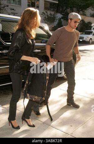 Sep 19, 2007 - New York, NY, STATI UNITI D'AMERICA - Attori Angelina Jolie e Brad Pitt prendere il loro figlio Maddox jolie-pitt a scuola presso il Lycee Francais de New York . (Credito Immagine: © Nancy Kaszerman/ZUMA Press) Foto Stock