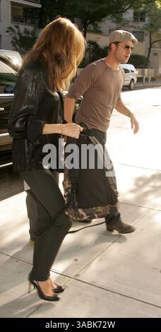 Sep 19, 2007 - New York, NY, STATI UNITI D'AMERICA - Attori Angelina Jolie e Brad Pitt prendere il loro figlio Maddox jolie-pitt a scuola presso il Lycee Francais de New York . (Credito Immagine: © Nancy Kaszerman/ZUMA Press) Foto Stock