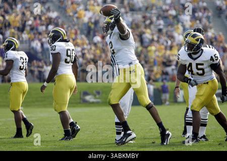 29 settembre 2007 - Evanston, Illinois, USA - NCAA Football: University of Michigan SHAWN CRABLE (2) esce con la palla dopo che BRANDON GRAHAM ha strisciato la palla dal Northwestern U. QB C.J. BACHER per un recupero del fatturato del quarto trimestre per UM sulla strada per la vittoria 28-16 a Evanston, Illinois, sabato 29 settembre 2007. (Immagine di credito: © Julian H. Gonzalez/Detroit Free Press/ZUMA Press) RESTRIZIONI: Tabloid vendite effettuate Foto Stock