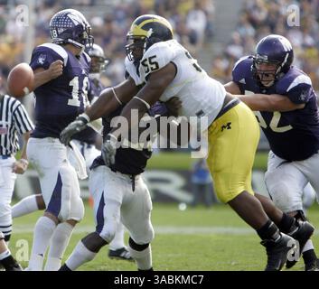 29 settembre 2007 - Evanston, Illinois, USA - NCAA Football: University of Michigan BRANDON GRAHAM (55) spoglia la palla dalla Northwestern U. QB C.J. BACHER per un recupero del fatturato del quarto trimestre per UM sulla strada per la vittoria 28-16 a Evanston, Illinois, sabato 29 settembre 2007. (Immagine di credito: © Julian H. Gonzalez/Detroit Free Press/ZUMA Press) RESTRIZIONI: Tabloid vendite effettuate Foto Stock