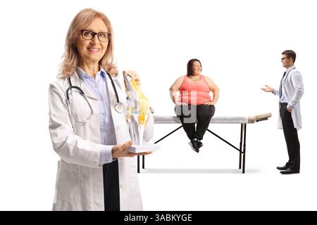 Medico che dà consigli a una donna in sovrappeso con problemi al ginocchio isolati su sfondo bianco Foto Stock