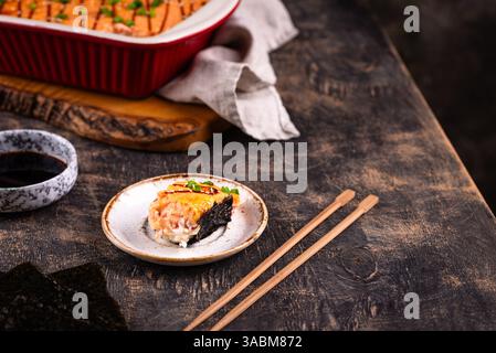 Torta di sushi al forno con bastoncini di surimi di granchio Foto Stock