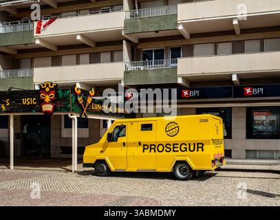 Un veicolo di raccolta di contanti da Prosegur al di fuori di una filiale della BPI Bank a Quarteira, Portogallo. Foto Stock