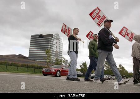 10 ottobre 2007 - Auburn Hills, Michigan, USA - i membri UAW camminano sulla linea del picchetto fuori dalla sede centrale della Chrysler mercoledì 10 ottobre 2007. (Immagine di credito: © Patricia Beck/Detroit Free Press/ZUMA Press) RESTRIZIONI: Tabloid vendite effettuate Foto Stock