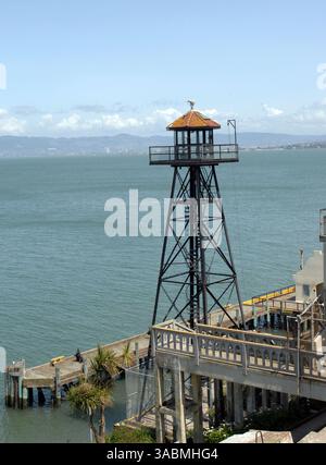 30 novembre 2007 - San Francisco, California, Stati Uniti - Una torre di guardia carceraria situata sull'isola di Alcatraz. Alcatraz Island è una piccola isola situata nel mezzo della baia di San Francisco. Servì come faro, poi come fortificazione militare, poi come prigione militare seguita da una prigione federale fino al 1963, quando divenne un'area ricreativa nazionale. Oggi, l'isola è un sito storico supervisionato dal National Park Service come parte dell'area ricreativa nazionale Golden Gate ed è aperta ai tour. I visitatori possono raggiungere l'isola in traghetto dal molo 33, vicino al Fisherman's Wharf a San Francisco. IT Foto Stock