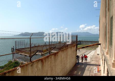 30 novembre 2007 - San Francisco, California, Stati Uniti - l'area ricreativa presso la prigione federale di Alcatraz. Alcatraz Island è una piccola isola situata nel mezzo della baia di San Francisco. Servì come faro, poi come fortificazione militare, poi come prigione militare seguita da una prigione federale fino al 1963, quando divenne un'area ricreativa nazionale. Oggi, l'isola è un sito storico supervisionato dal National Park Service come parte dell'area ricreativa nazionale Golden Gate ed è aperta ai tour. I visitatori possono raggiungere l'isola in traghetto dal molo 33, vicino al Fisherman's Wharf a San Francisco. Foto Stock