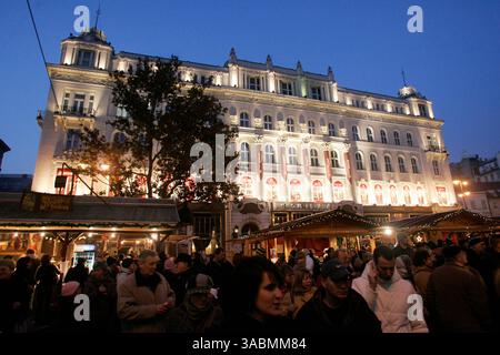 2 dicembre 2007 - Budapest, Ungheria - turisti e gente del posto si godono l'annuale mercato di Natale di fronte alla caffetteria Gerbaud sul Vorosmarty ter a Budapest, Ungheria. (Immagine di credito: © Mark H. Milstein/NorthFoto/ZUMA Press) RESTRIZIONI: Europa DIRITTI FUORI! Foto Stock