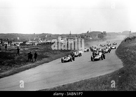 GP d'Olanda, Zandvoort 20 maggio 1962..Start, Jim Clark conduce su Lotus 25 No 4 con il vincitore Graham Hill, BRM P57 CAR 17 accanto (Credit Image: ©Sutton Motorsports/ZUMA Press) Foto Stock