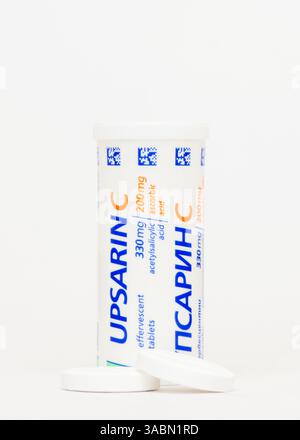 Upsarin C compresse effervescenti di UPSA confezionate in provetta bianca. Raffreddore e influenza sollievo dal dolore medicina, prodotto sanitario medico. Foto Stock