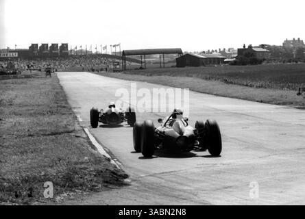 Quarto classificato Graham Hill (GBR) BRM P57 insegue un concorrente lungo il rettilineo...Gran Premio di Gran Bretagna, Aintree, 21 luglio 1962 (Credit Image: ©Sutton Motorsports/ZUMA Press) Foto Stock