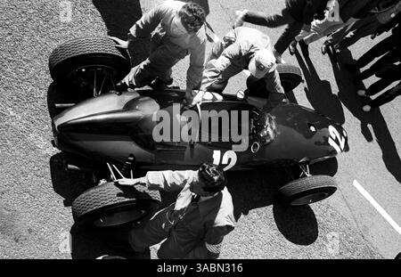I meccanici della BRM tornano indietro con la P57 di Graham Hill (GBR) che si ritirò tardi in gara a causa di un guasto al motore. Gran Premio di Olanda, Zandvoort, 23 giugno 1963. (Immagine di credito: ©Sutton Motorsports/ZUMA Press) Foto Stock